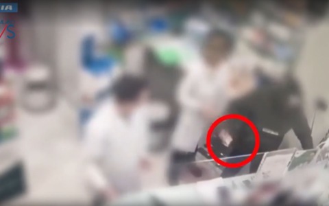 Identificato e arrestato il rapinatore di farmacie a Milano: il video dei colpi