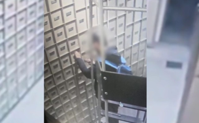 Si introduce nel caveau di una banca ma resta intrappolato fino all’arrivo di carabinieri e vigili del fuoco: arrestato 24enne