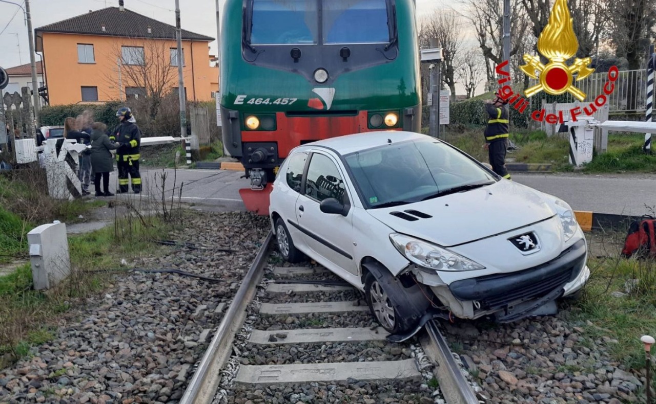Treno contro un’auto sui binari: nessun ferito, sfiorata la tragedia