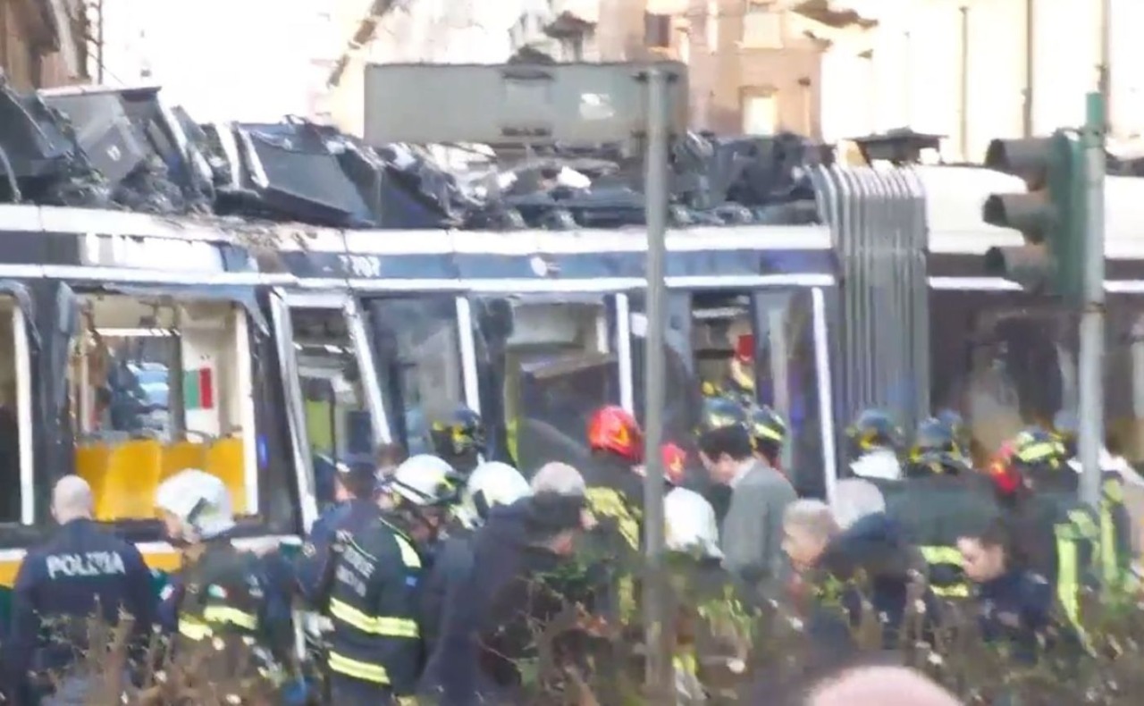 Tram della linea 9 deraglia e va a schiantarsi sulla vetrina di un negozio in viale Vittorio Veneto: due morti e una quarantina di feriti