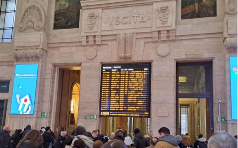 Guasto a un treno, mattinata nera alla Centrale: ritardi fino a 100 minuti e corse cancellate