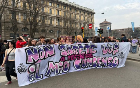 8 marzo, Corteo studentesco e il movimento “Non una di meno” in piazza anche oggi contro la violenza di genere