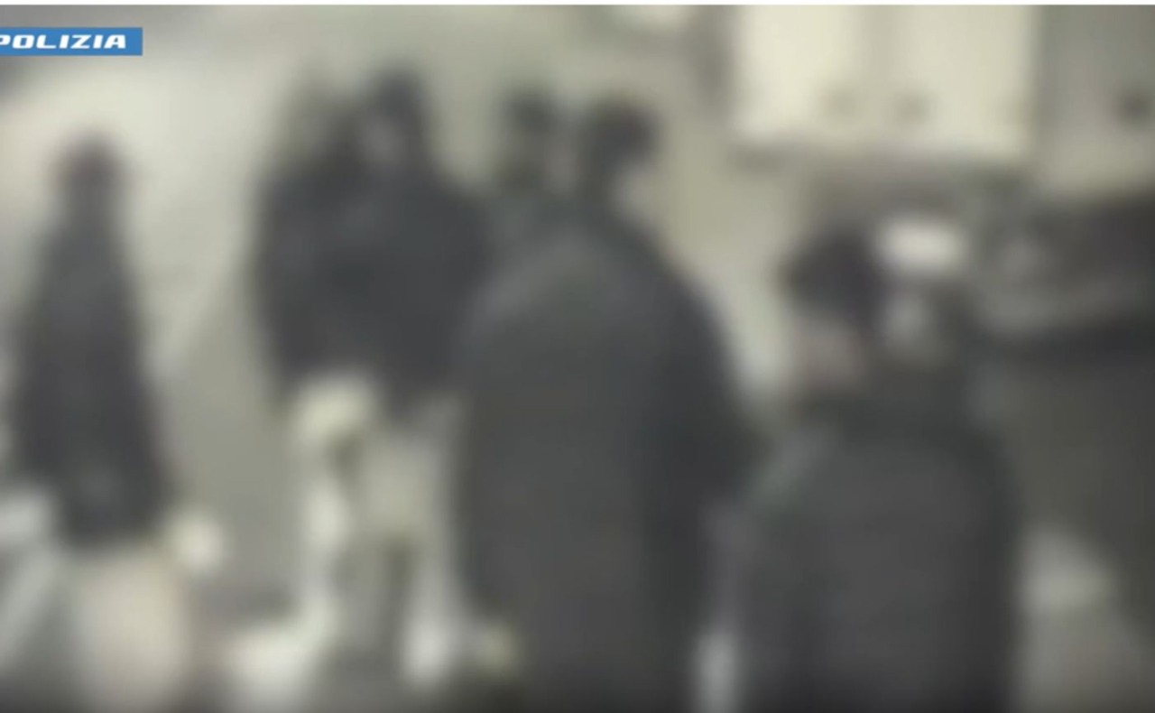 17enne aggredito e derubato su un bus della linea notturna sostitutiva della M3: individuati e arrestati due 19enni e un 20enne