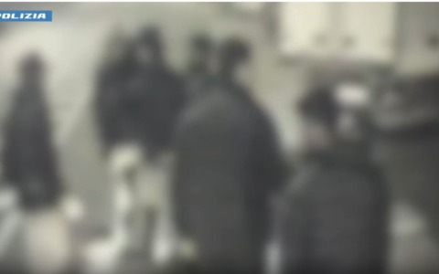 17enne aggredito e derubato su un bus della linea notturna sostitutiva della M3: individuati e arrestati due 19enni e un 20enne