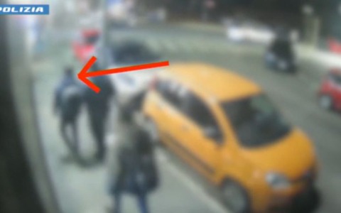 Armati di pistola aggredirono un titolare di un’agenzia viaggi per rubargli lo zaino con 10mila euro: tre arresti