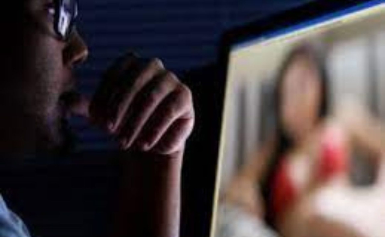 35enne italiana in manette per estorsione sessuale e autoriciclaggio: vittima un uomo conosciuto a un corso di ballo