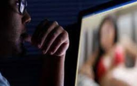 35enne italiana in manette per estorsione sessuale e autoriciclaggio: vittima un uomo conosciuto a un corso di ballo