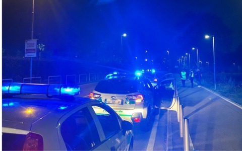 Furto al centro commerciale di Assago: inseguimento tra i clienti e denuncia per una 32enne