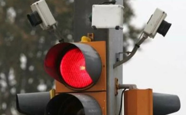 Nuovi semafori con telecamere in via Lomellina e viale Lombardia a Buccinasco