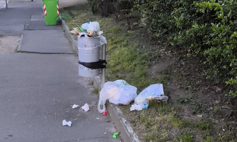 Cesano Boscone dice stop all’uso improprio dei cestini stradali: sanzionato un cittadino in via Milano