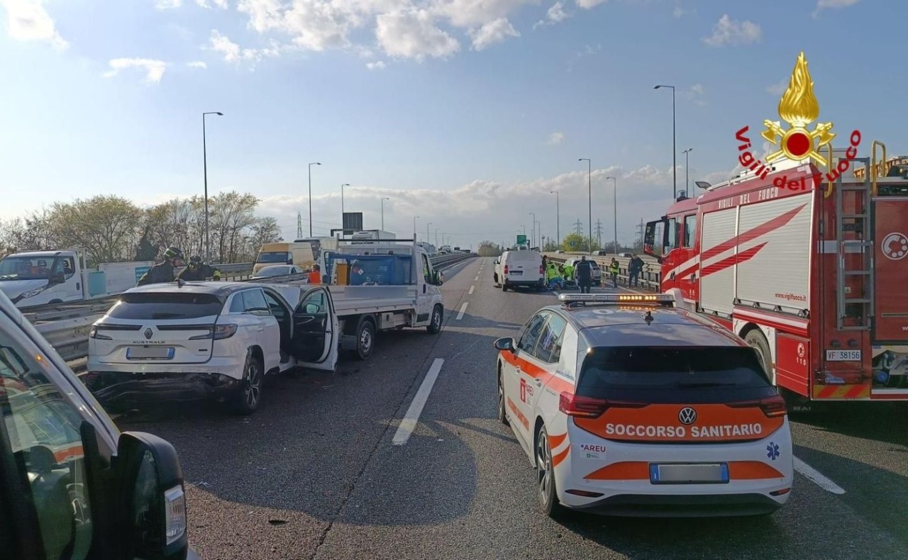 Maxi incidente sulla Tangenziale Ovest tra quattro autovetture e due furgoni: 3 feriti