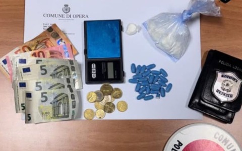 Inseguimento sulla SP412, si lancia dal ponte e fugge nei campi: sequestrata cocaina