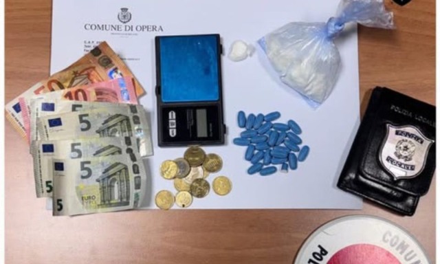 Inseguimento sulla SP412, si lancia dal ponte e fugge nei campi: sequestrata cocaina