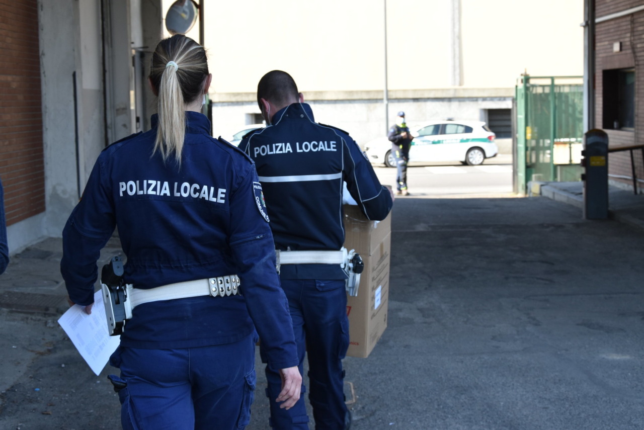 Ladro di borse negli hotel del centro di Milano: arrestato 25enne dopo due colpi ai danni di turiste