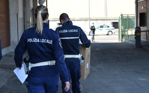 Ladro di borse negli hotel del centro di Milano: arrestato 25enne dopo due colpi ai danni di turiste