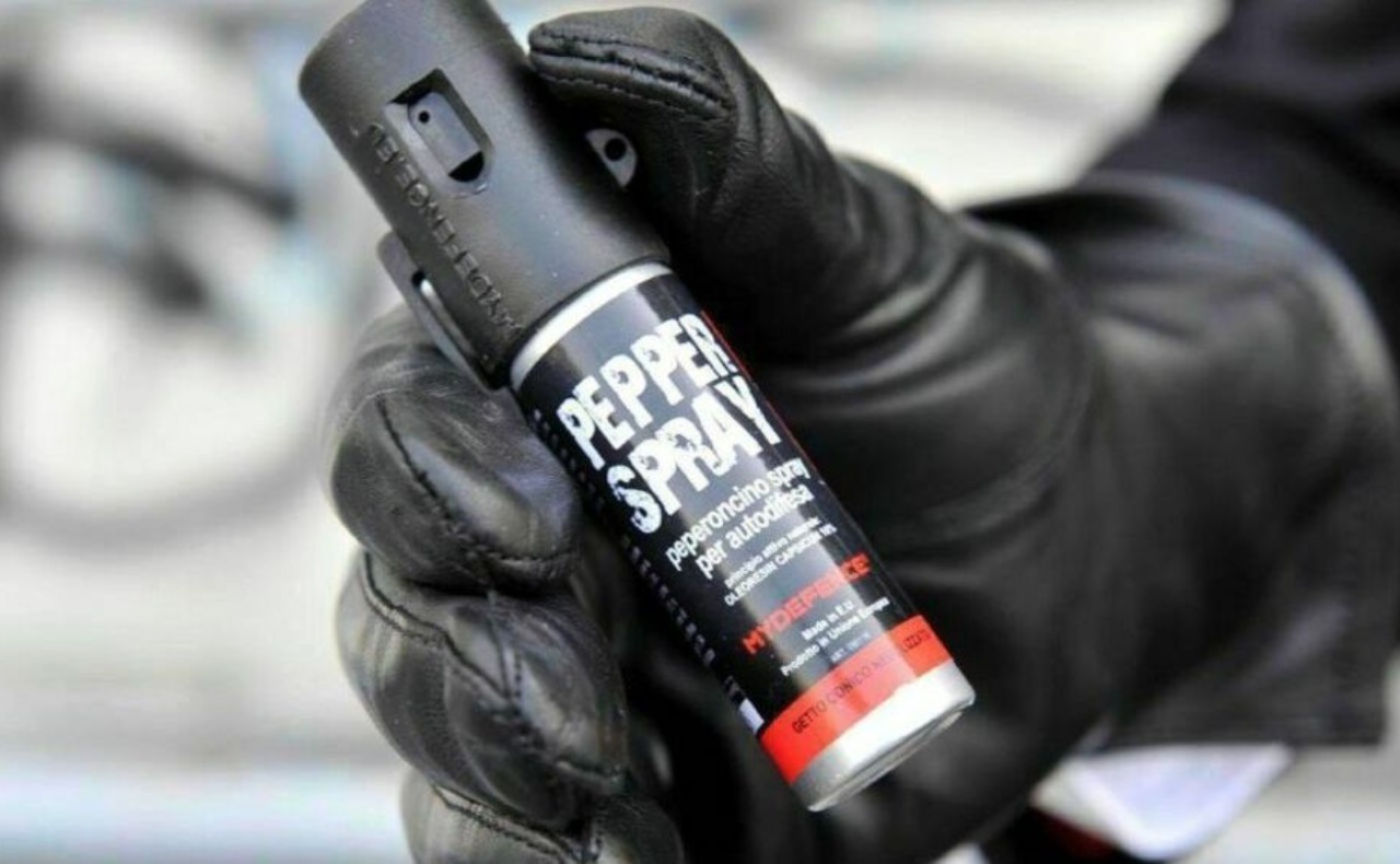 Due uomini aggrediti con spray urticante e taglierino: fermati due giovani con precedenti
