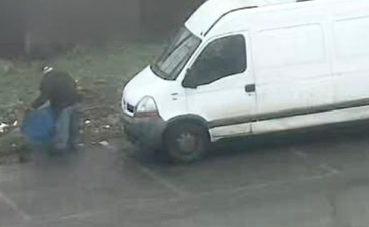 Abbandona rifiuti in via Venezia a Rozzano: individuato e denunciato un uomo di 78 anni