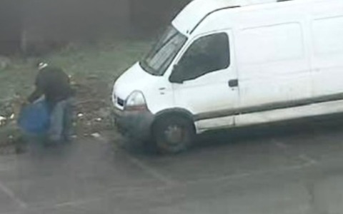 Abbandona rifiuti in via Venezia a Rozzano: individuato e denunciato un uomo di 78 anni