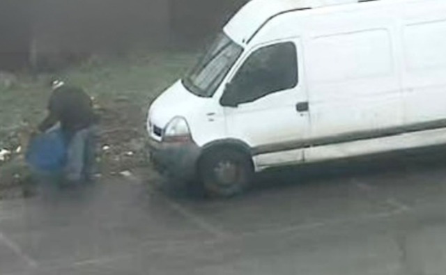 Abbandona rifiuti in via Venezia a Rozzano: individuato e denunciato un uomo di 78 anni