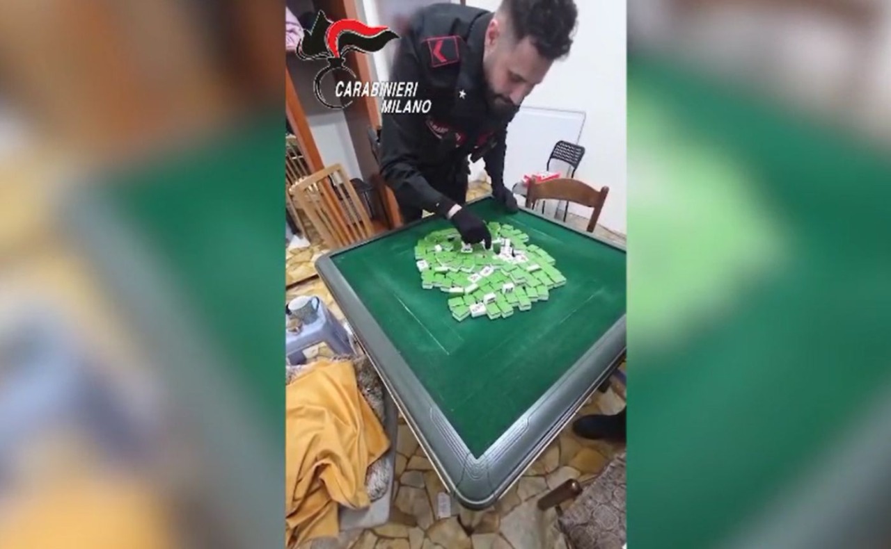 Sala da gioco abusiva in casa a Milano: sei denunciati, sequestrati contanti e tavoli da mahjong