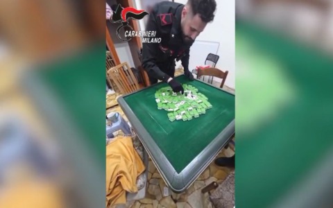 Sala da gioco abusiva in casa a Milano: sei denunciati, sequestrati contanti e tavoli da mahjong
