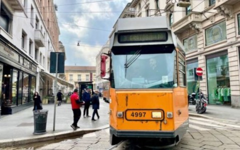 Una donna è stata trascinata da un tram in centro a Milano dopo essere rimasta incastrata tra la porta