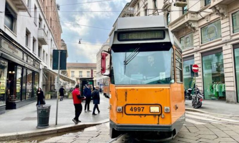 Una donna è stata trascinata da un tram in centro a Milano dopo essere rimasta incastrata tra la porta