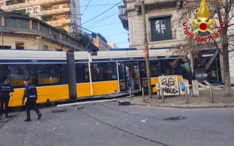 Tram deragliato a Milano, sequestri nella sede Atm: autista indagato per disastro ferroviario e omicidio colposo