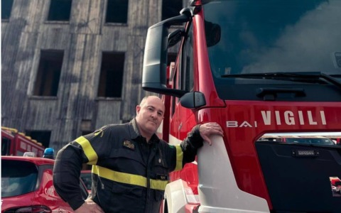 Salva due automobilisti da un’auto in fiamme: riconoscimento ufficiale a Davide Baroni, vigile del fuoco di Pieve Emanuele