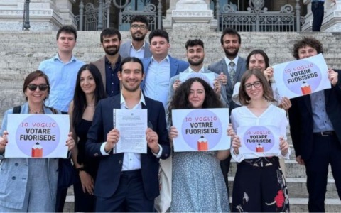 Studenti e lavoratori fuorisede chiedono di poter votare per il referendum sulla giustizia del 22 e 23 marzo: la protesta a Milano