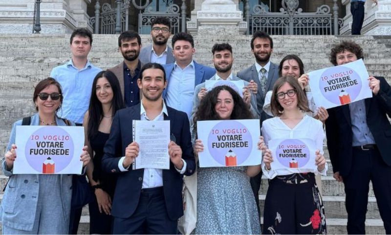 Studenti e lavoratori fuorisede chiedono di poter votare per il referendum sulla giustizia del 22 e 23 marzo: la protesta a Milano