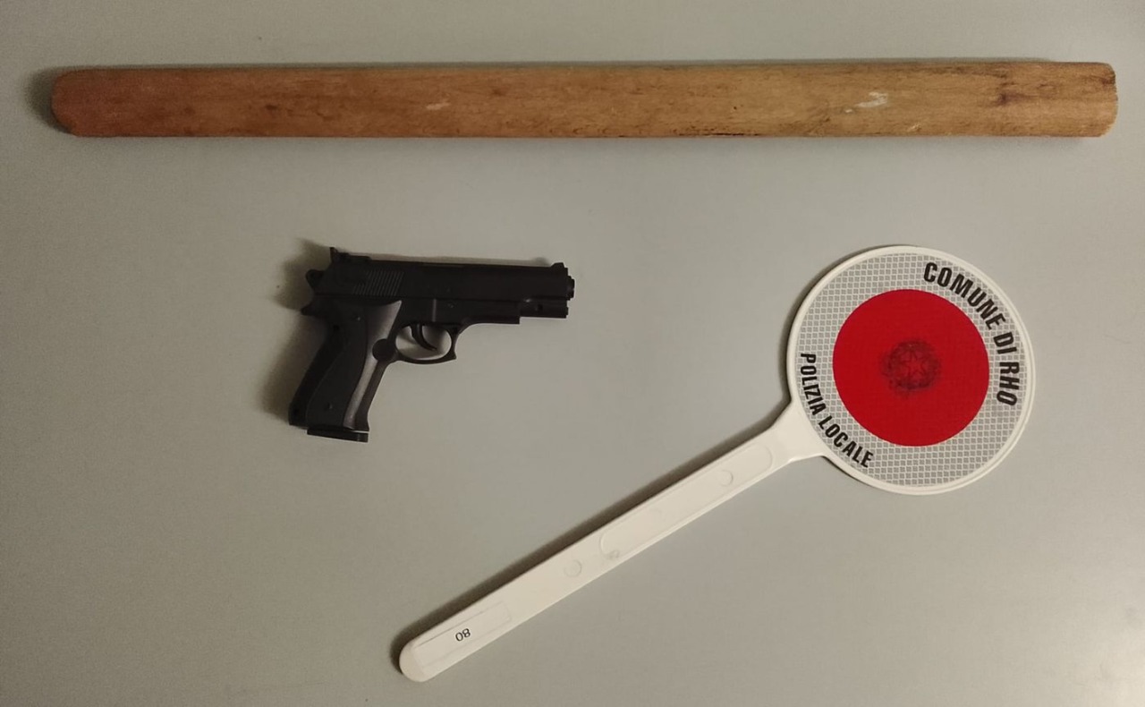 Rissa in centro a Rho fra tre persone: spunta una pistola (poi rivelatasi giocattolo), tre denunciati