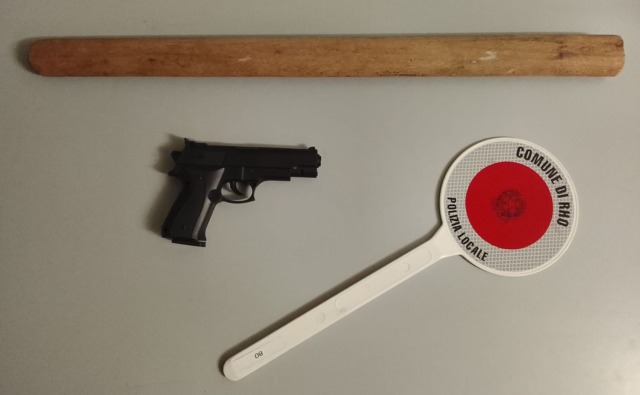 Rissa in centro a Rho fra tre persone: spunta una pistola (poi rivelatasi giocattolo), tre denunciati