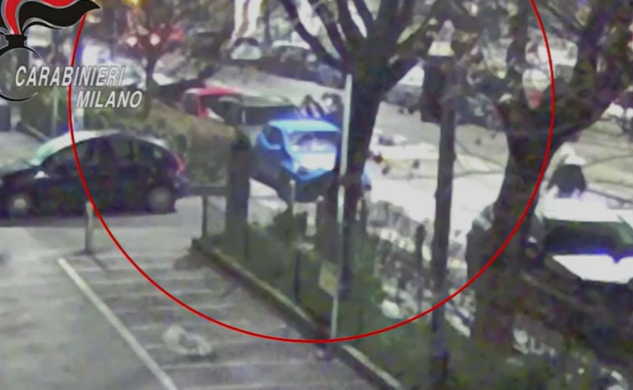 Due ventenni accoltellati e picchiati nella notte in centro a Milano: arrestati quattro minorenni