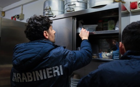 Controlli serali nei locali a Milano: sospeso un ristorante e sanzioni per oltre 15mila euro