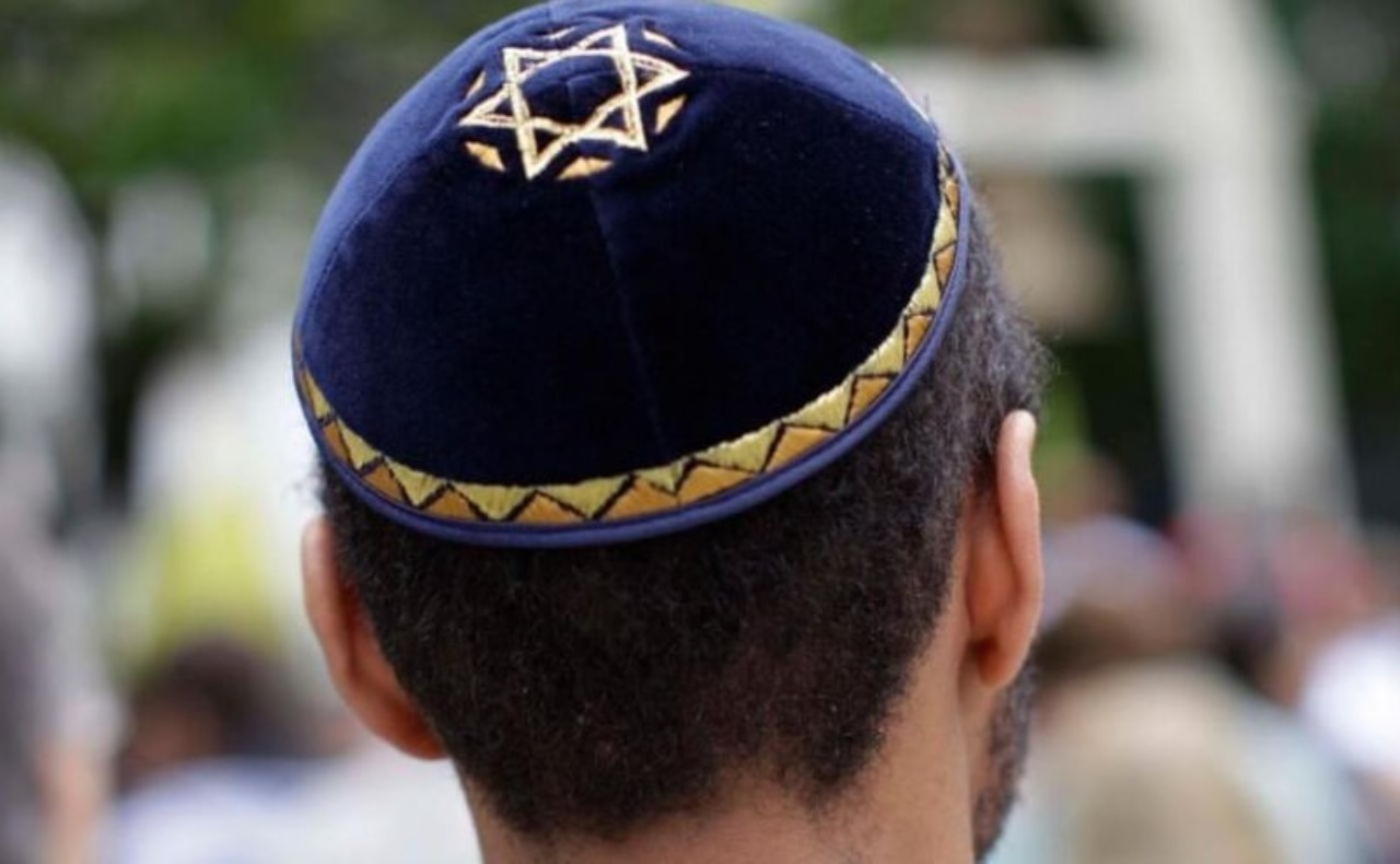 Turisti ebrei aggrediti fuori da un supermercato a Milano: insulti e pugni in piazzale Siena