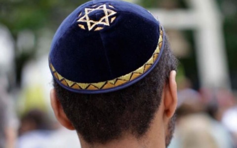 Turisti ebrei aggrediti fuori da un supermercato a Milano: insulti e pugni in piazzale Siena