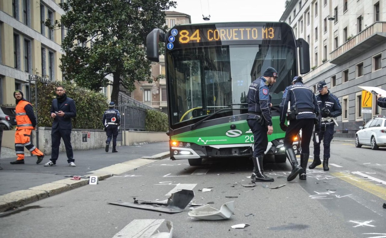 Autobus contro una moto in centro a Milano: quattro persone in ospedale
