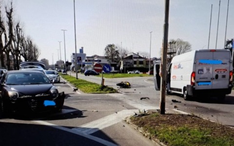 Violento scontro sulla Vigevanese: ferito motociclista ventenne, coinvolti anche un’auto e un furgone