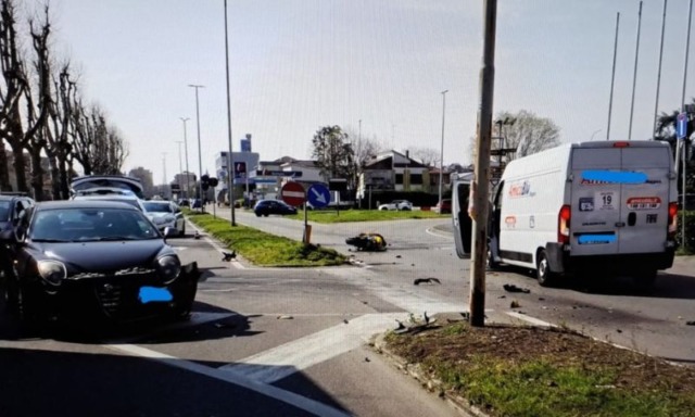 Violento scontro sulla Vigevanese: ferito motociclista ventenne, coinvolti anche un’auto e un furgone