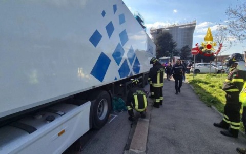 Drammatico incidente a Milano: un uomo travolto da un tir muore sul colpo