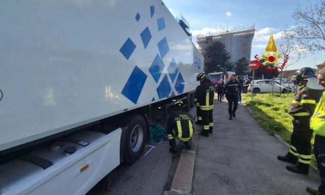 Drammatico incidente a Milano: un uomo travolto da un tir muore sul colpo