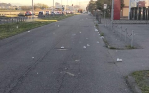 A Trezzano “piovono pannolini”: il post tra ironia e denuncia dell’assessore Di Bisceglie