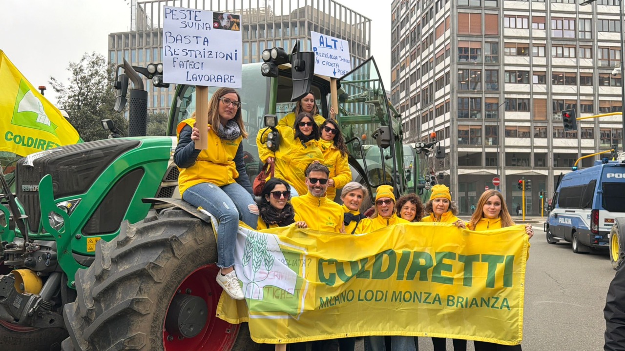 Agricoltori in protesta a Milano: trattori e bandiere davanti al Pirellone