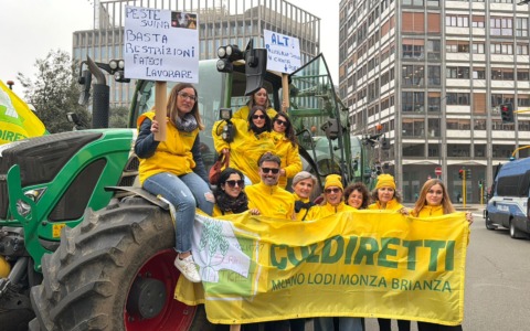 Agricoltori in protesta a Milano: trattori e bandiere davanti al Pirellone