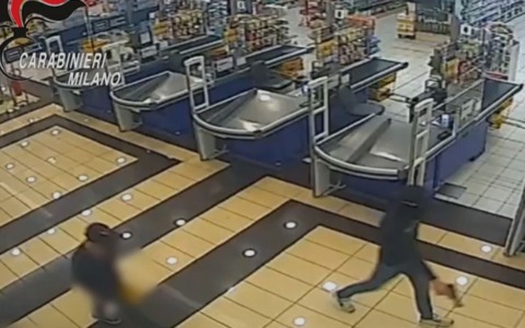 Tre rapine a mano armata in un pomeriggio nei supermercati del legnanese: arrestato 41enne