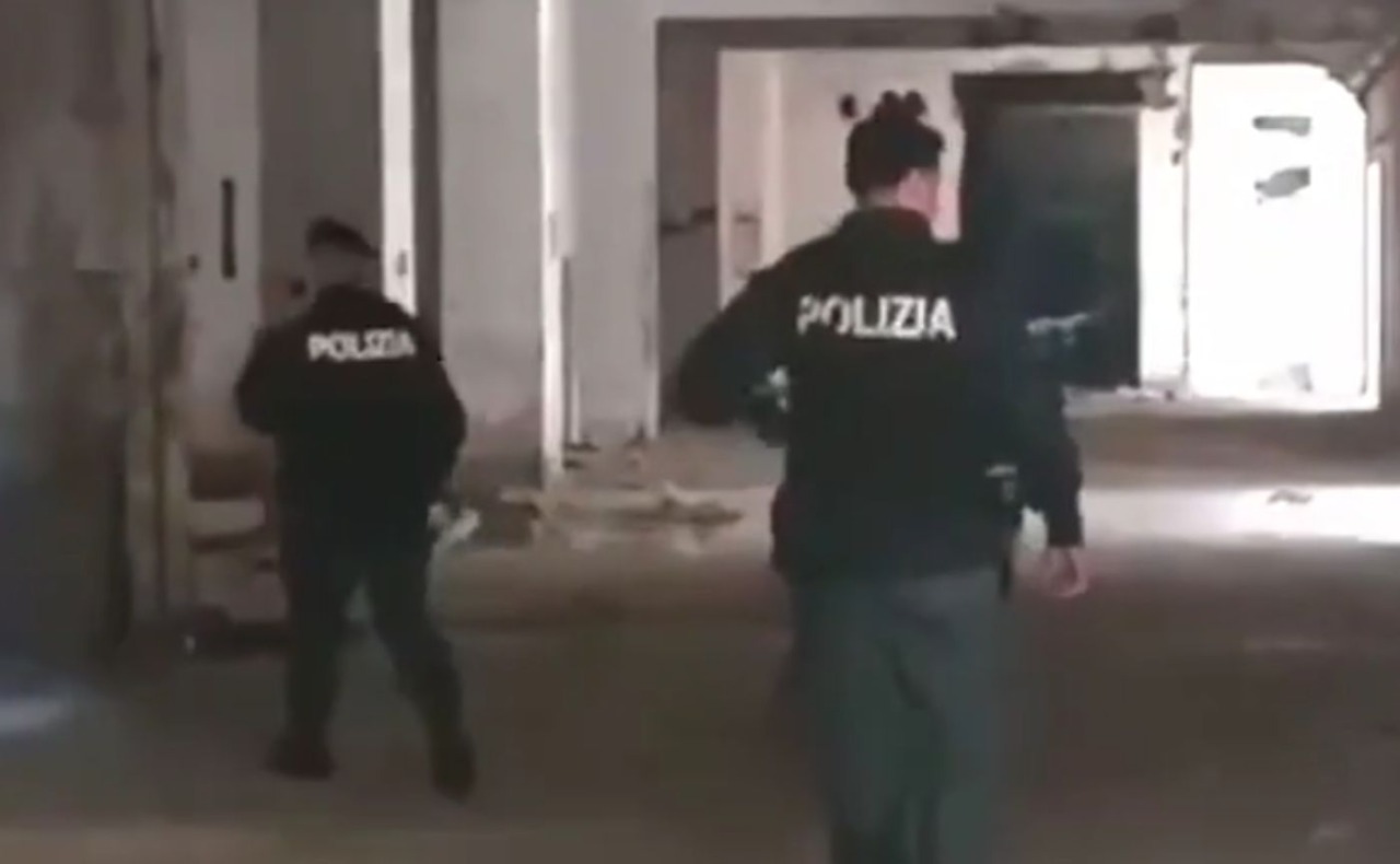 Polizia di Stato e Vigili del Fuoco sgomberano edificio occupato a Milano: dieci indagati, cinque stranieri portati in Questura