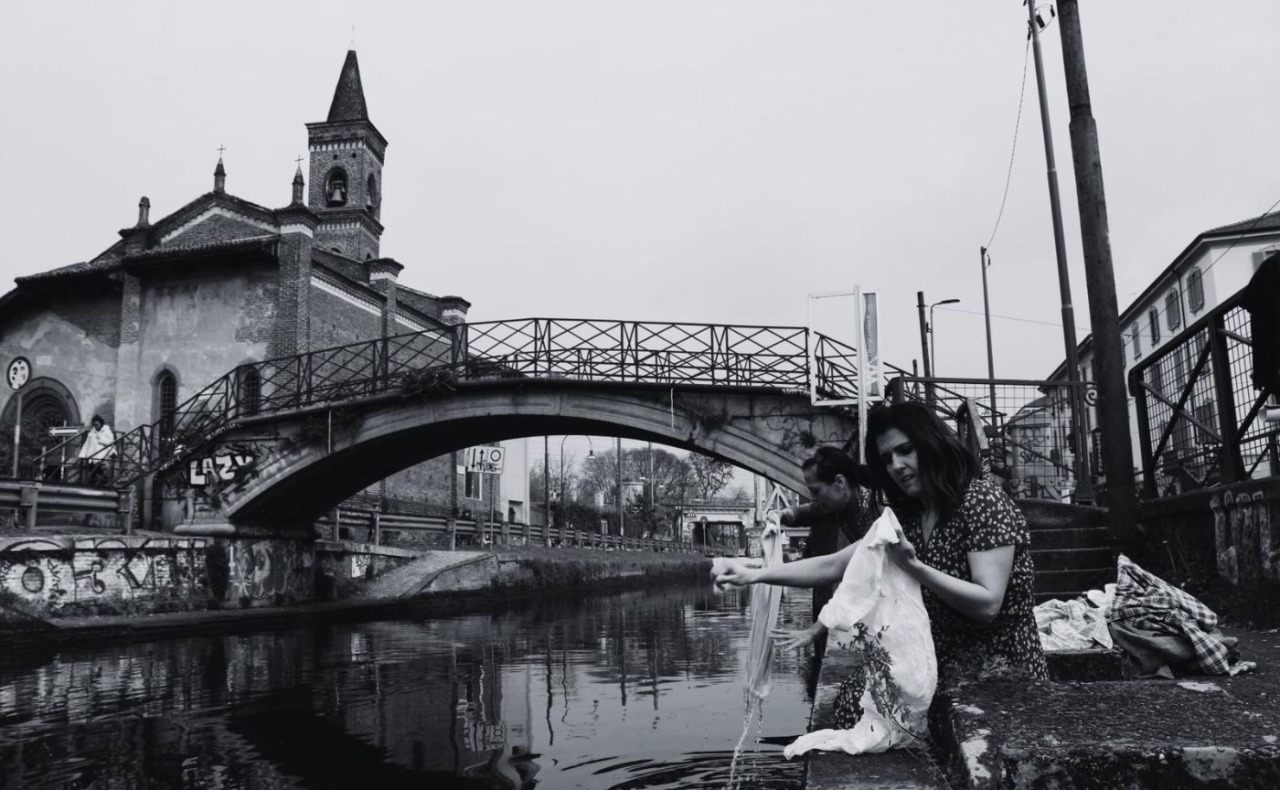 Oltreunpo’ Teatro porta lo spettatore seduto lungo il Naviglio Grande: in scena “La Maria Brasca”
