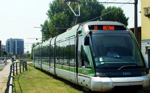 Tram fuori dai binari a Rozzano: stop alla linea 15 per un guasto tecnico