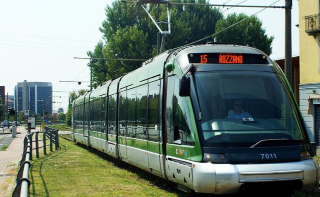 Tram fuori dai binari a Rozzano: stop alla linea 15 per un guasto tecnico